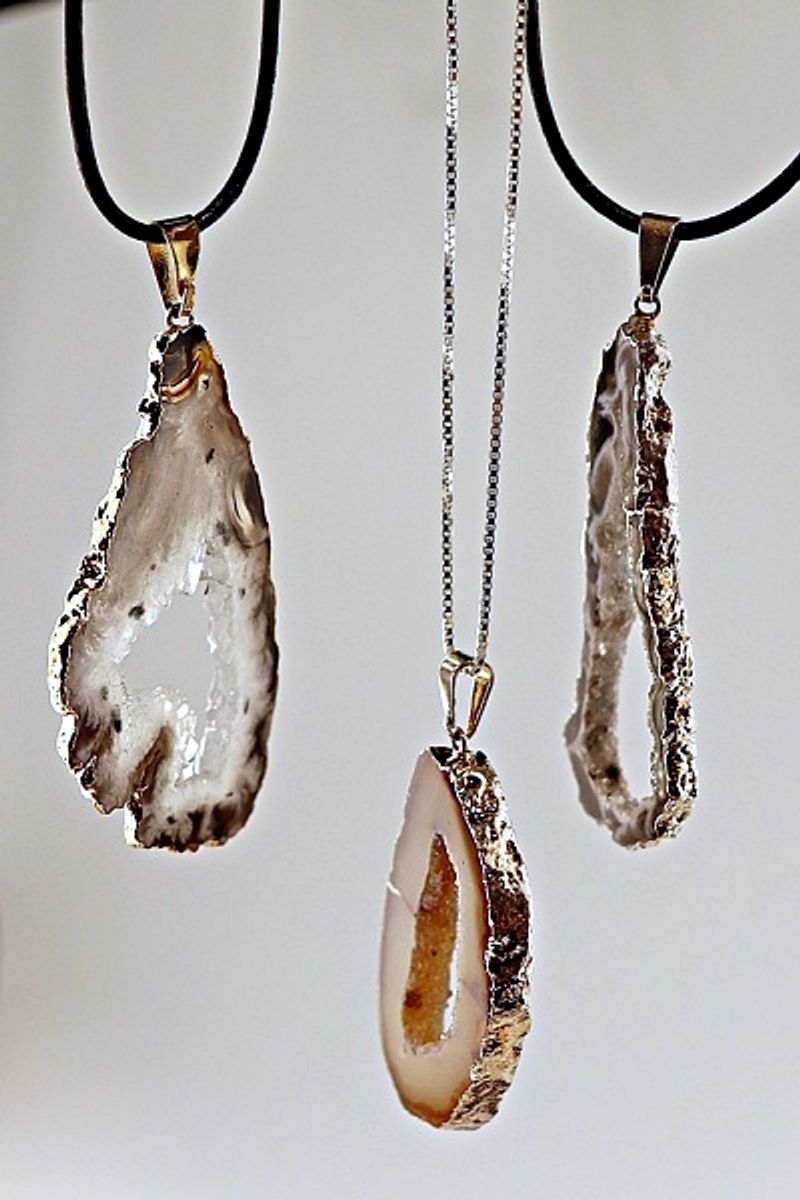 Agatanheng med små bergkrystaller, forsølvet, Brasil