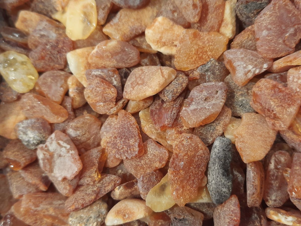 100 gram upolert baltisk rav (amber)