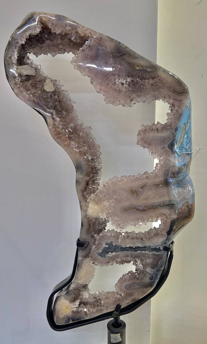 Ametystkrystallring med polert agatskorpe på metallstativ