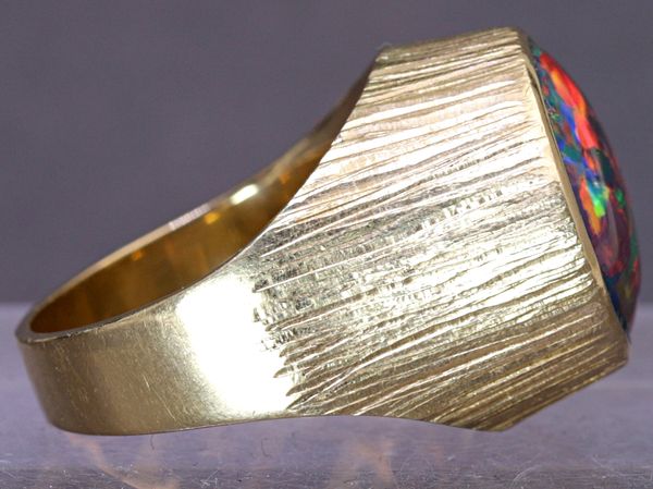 Hovedbilde Stor svart opal (triplett) i massiv gullring (18K), 17 gram