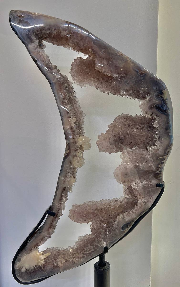 Ametystkrystallring med polert agatskorpe på metallstativ