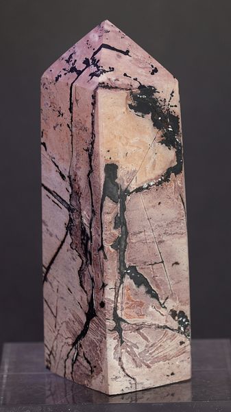 Hovedbilde Obelisk/tårn av slipt dendrittisk kalkstein