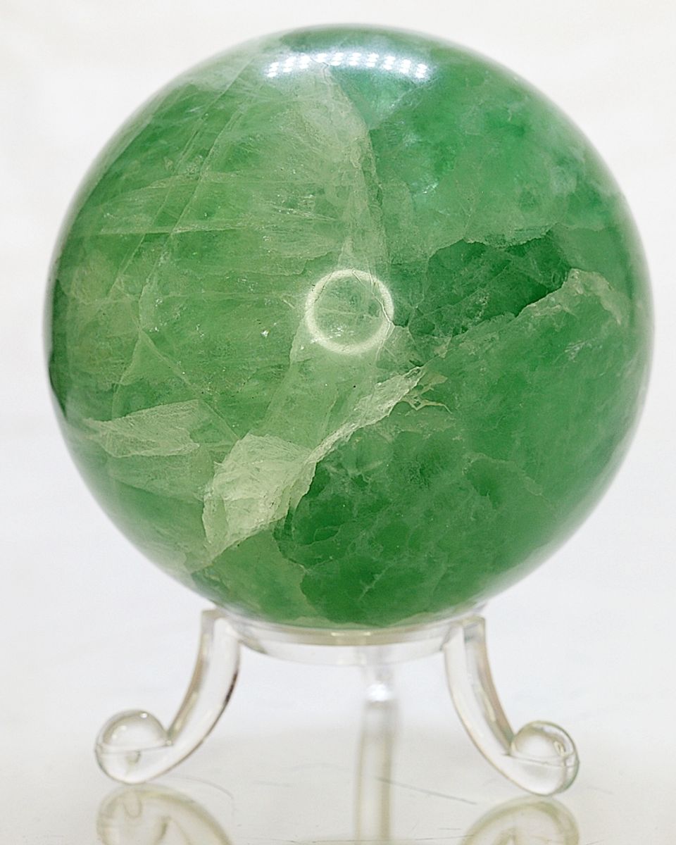 Dekorativ kule av grønn fluoritt, 6,9 cm