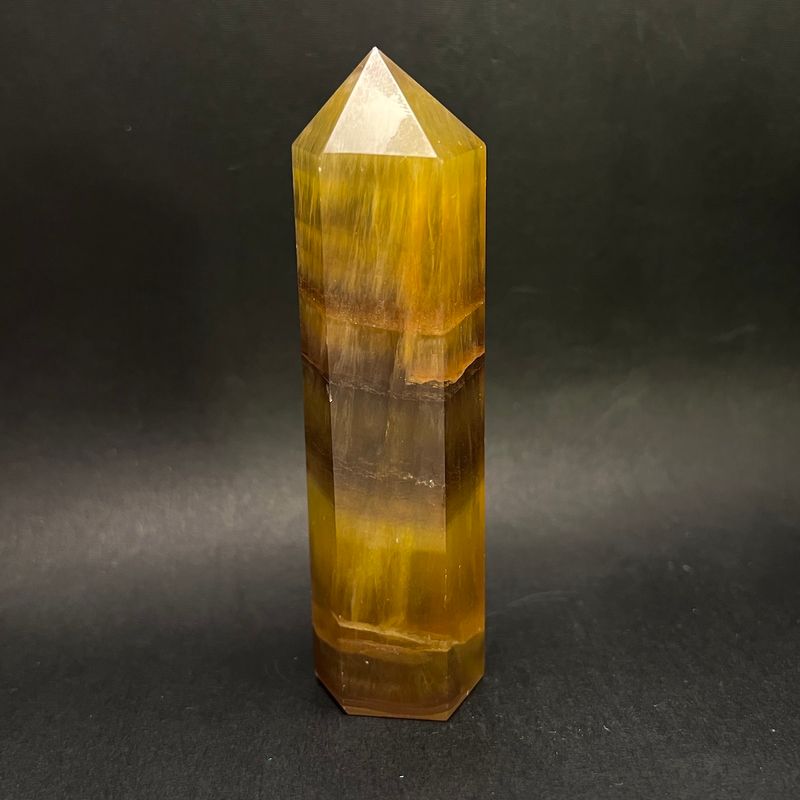 Steintårn (obelisk) av gul fluoritt
