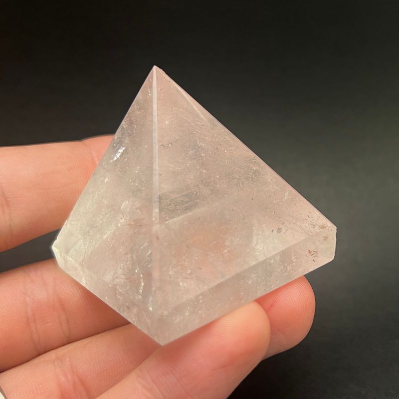 Slipt pyramide av kvarts/bergkrystall